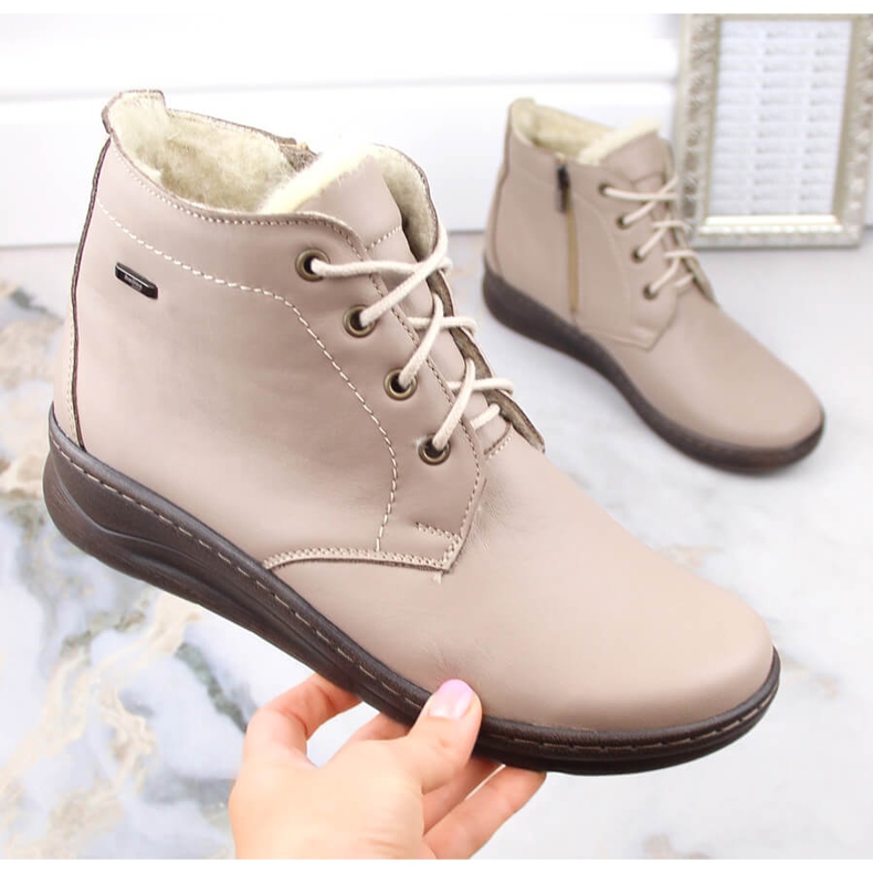 Comodi stivali invernali da donna con zeppa in pelle beige Helios 584 1