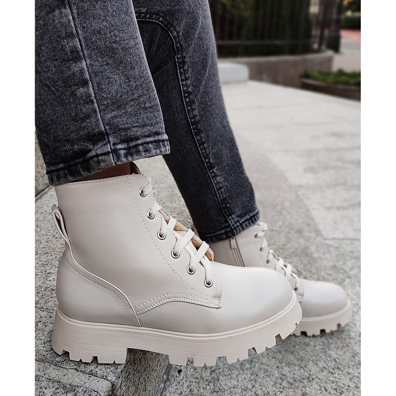 Stivali beige da donna stringati 1