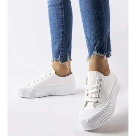 Sneakers bianche su una spessa piattaforma Fortunata bianco 1