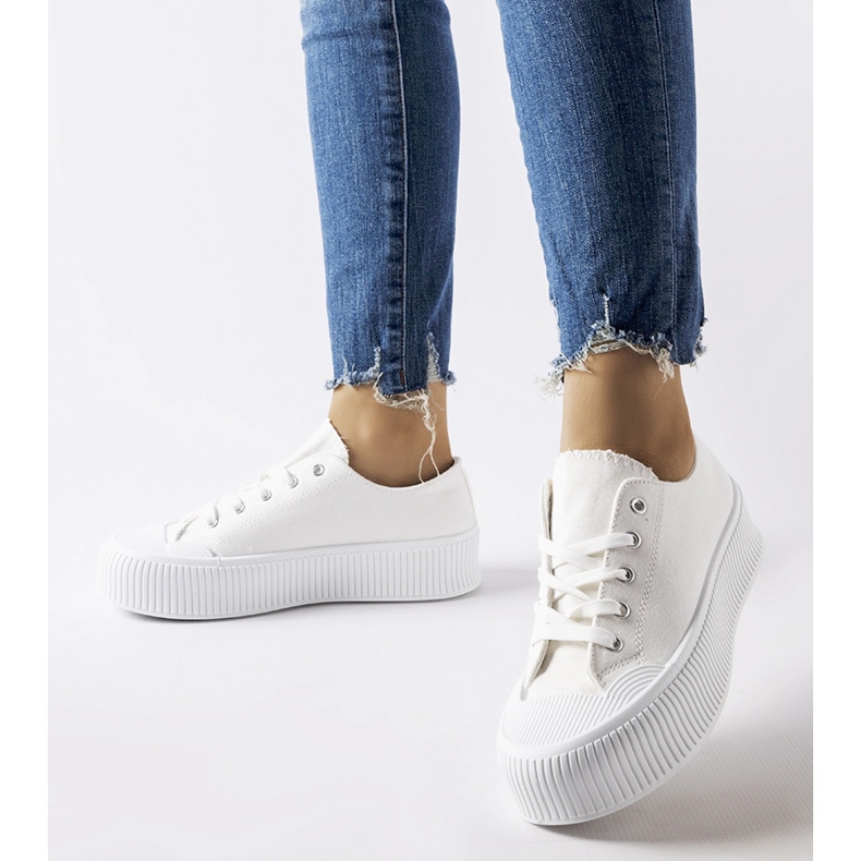 Sneakers bianche su una spessa piattaforma Fortunata bianco 1