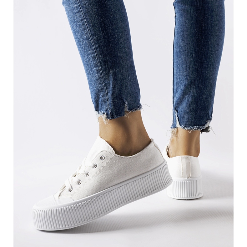 Sneakers bianche su una spessa piattaforma Fortunata bianco 2