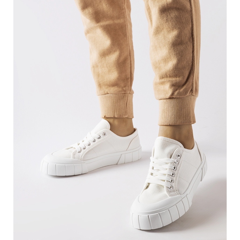Sneakers bianche su una spessa piattaforma Egidio bianca 1