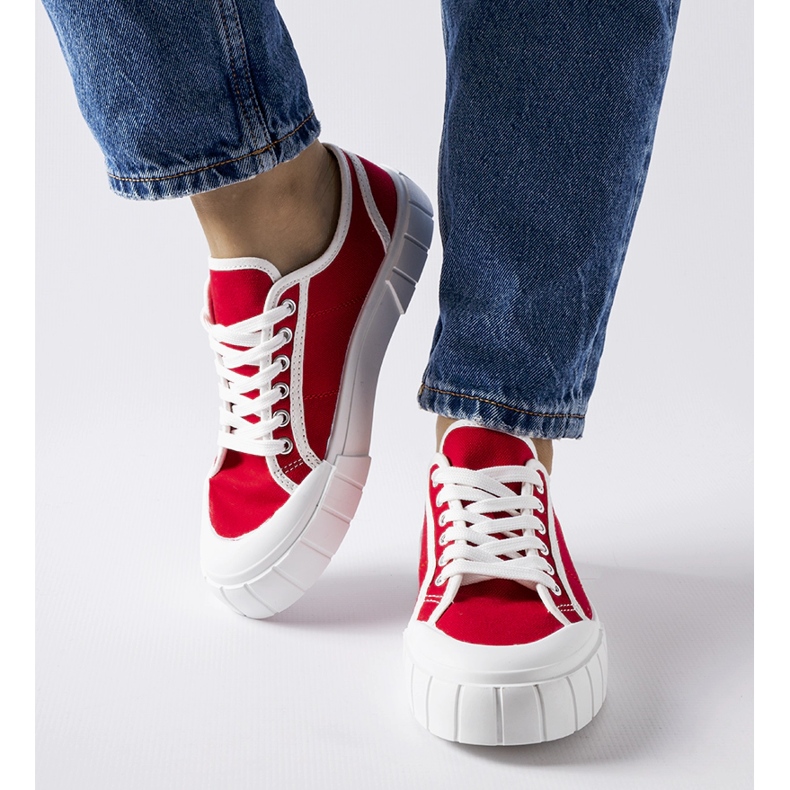 Sneakers rosse su una spessa piattaforma Egidio rosso 1