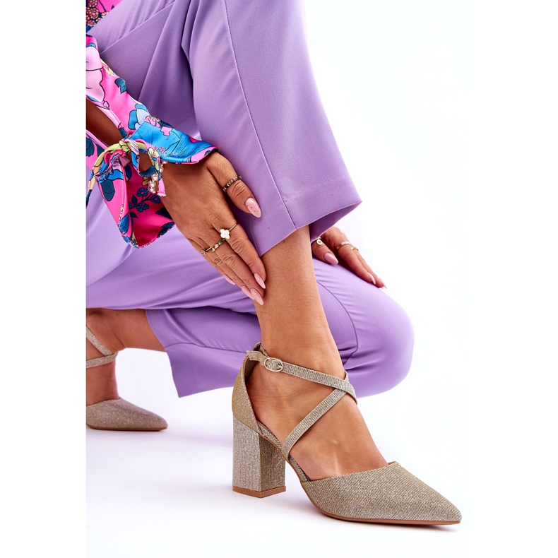 Décolleté alla moda con tacco alto in oro lucido d'oro 2
