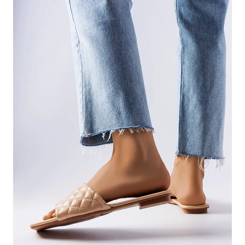 Eleganti infradito beige con trapuntatura di Labrie 1