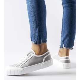 Sneakers grigie su una spessa piattaforma Egidio grigio 1