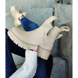 Stivali da donna beige chiaro sulla piattaforma 1