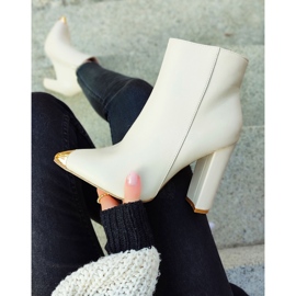 Stivali beige da donna con punta decorativa 2