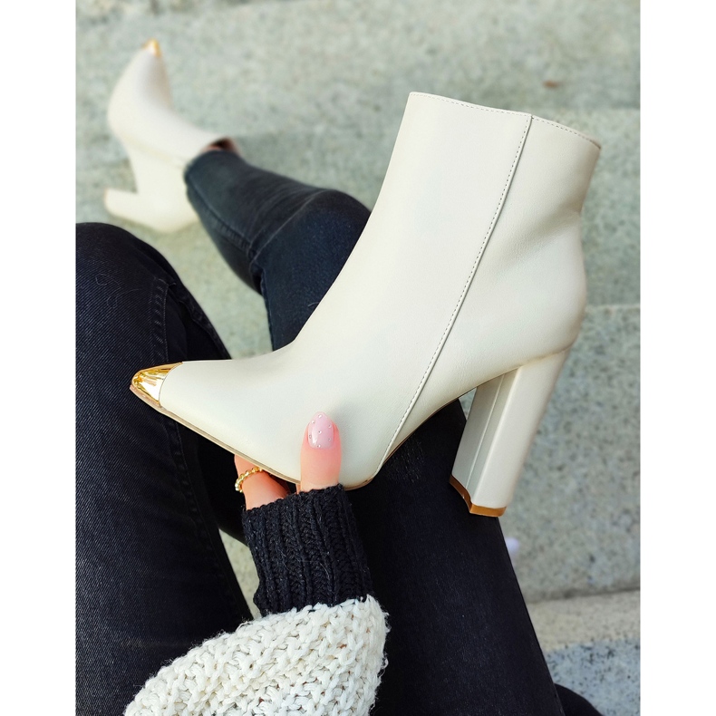 Stivali beige da donna con punta decorativa 2