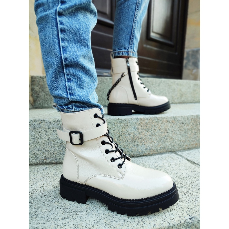 Stivali da lavoro da donna laccati beige con catena staccabile 1