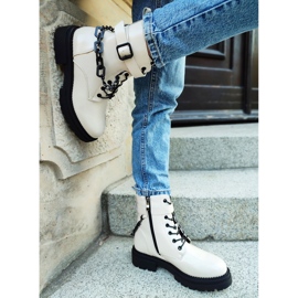 Stivali da lavoro da donna laccati beige con catena staccabile 2