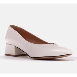 Marco Shoes Décolleté in pelle fiore bianca con scollo a V 2