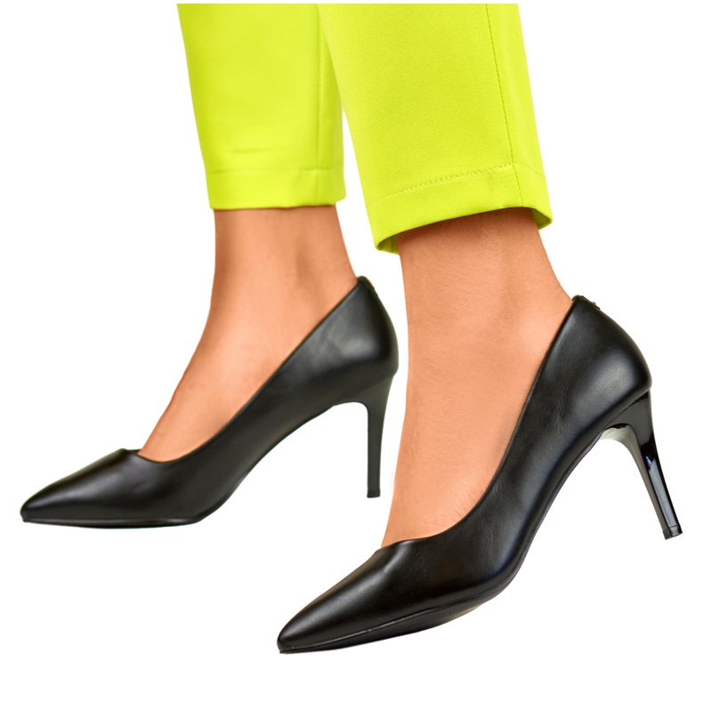 Tacchi alti classici bassi da donna neri realizzati in ecopelle nero 1