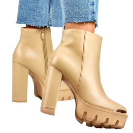 Stivaletti alti da donna beige con tacco spesso 1