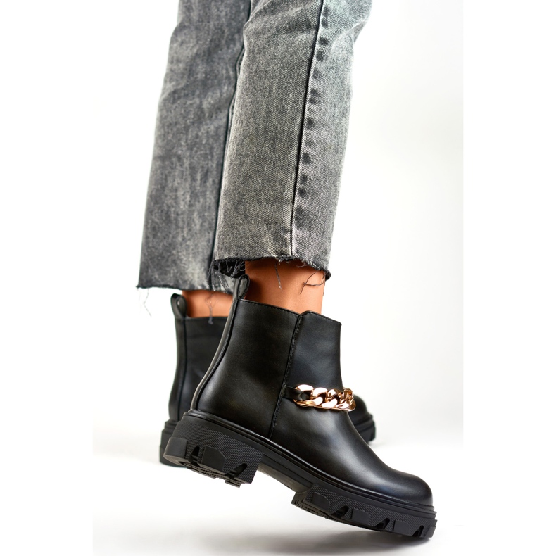 Stivaletti da donna con catena realizzati in ecopelle nero 1