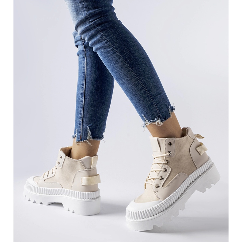 Scarpe da ginnastica beige su una piattaforma alta Grotta 2