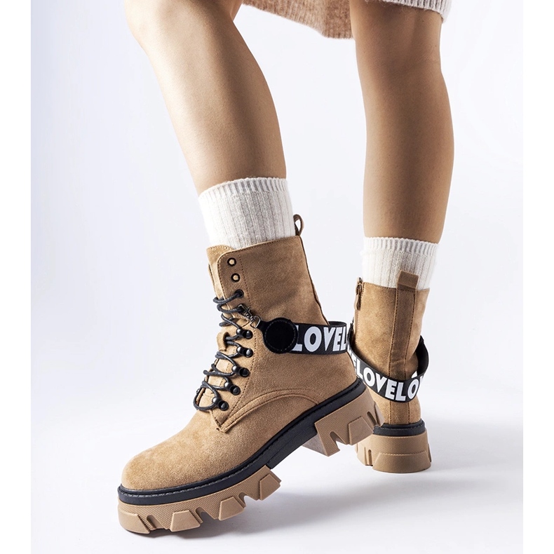 Stivaletti beige con cinturino decorativo staccabile 1