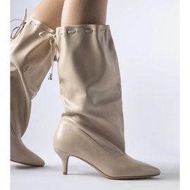 Stivali beige con tacco basso di Deserres 1
