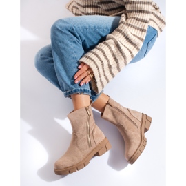Stivaletti in camoscio beige con cerniera decorativa di Vinceza 1