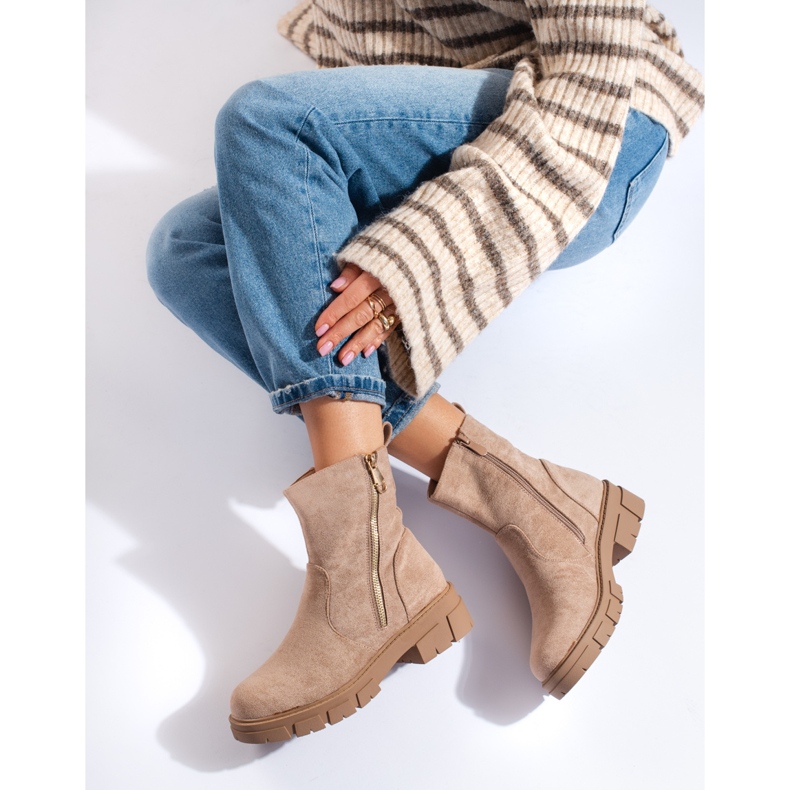 Stivaletti in camoscio beige con cerniera decorativa di Vinceza 1