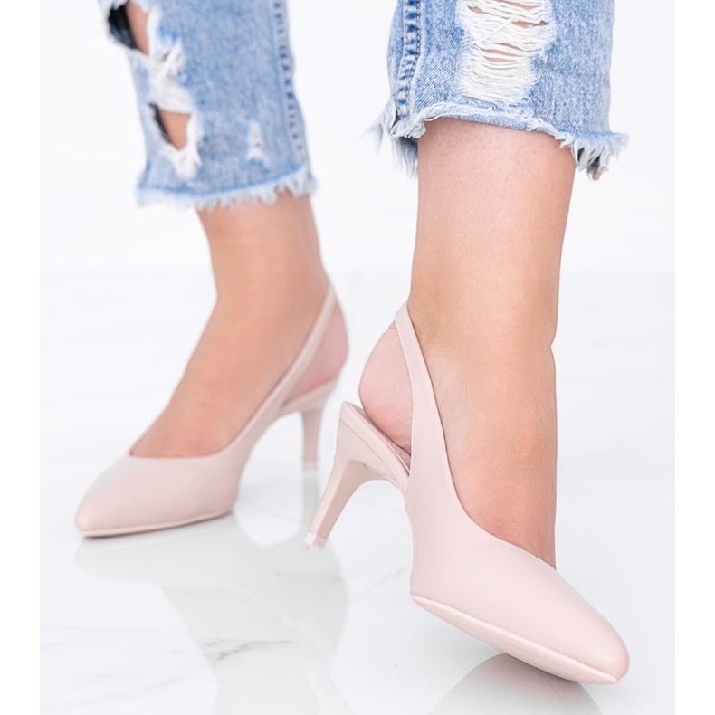 Décolleté beige su spilla di Elen 1