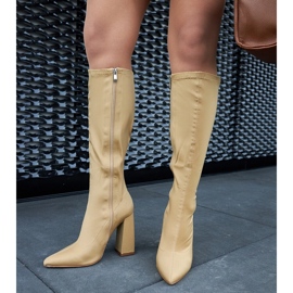 Stivali beige con tacco alto di Kemp 1