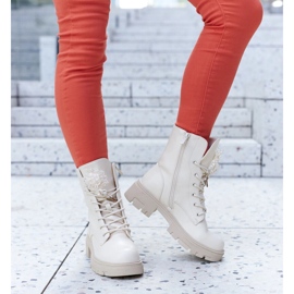 Stivaletti beige con perline decorative Accadia 1