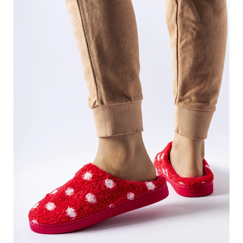 Calde pantofole rosse con pois bianchi di Laino rosso 1