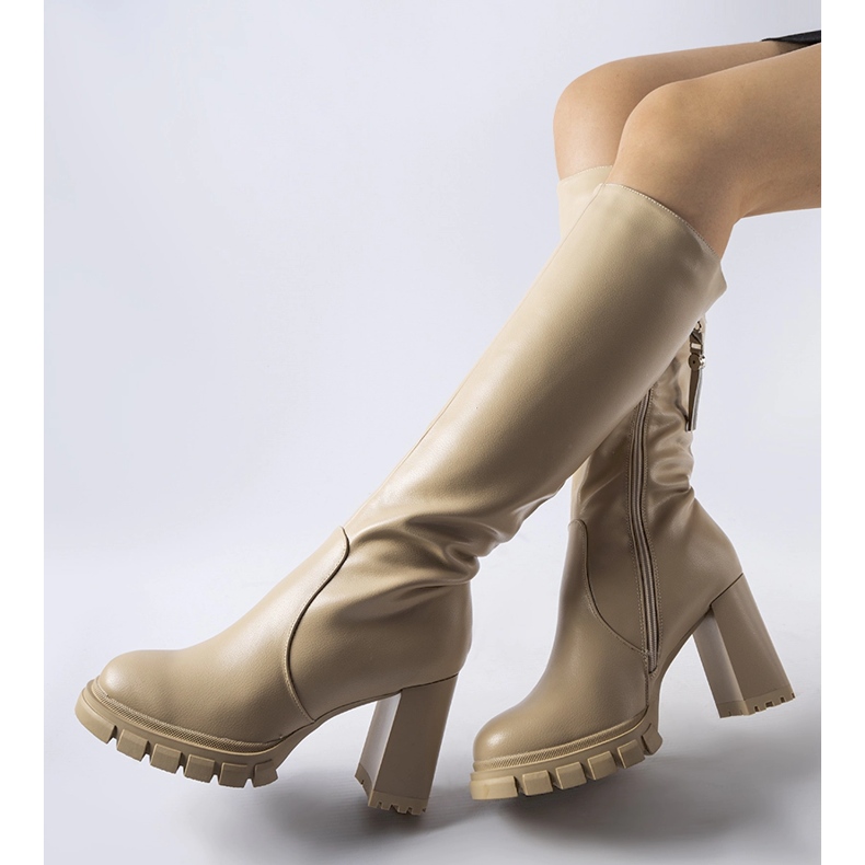 Stivali lunghi beige caldi con tacco alto 1