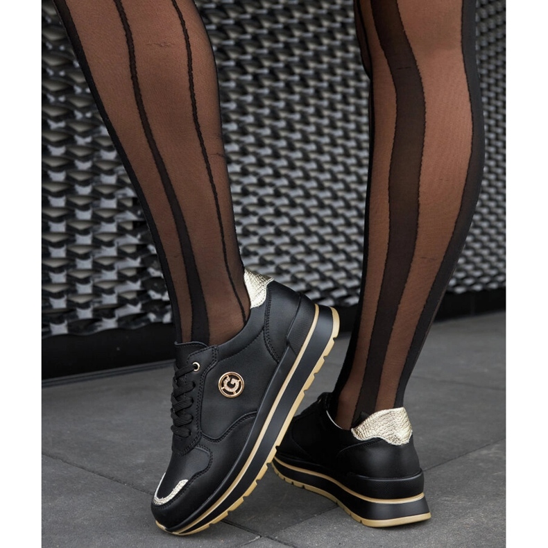 Scarpe in pelle nera con strass nero 1