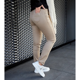 Sneakers in pelle bianca sulla piattaforma 1