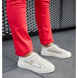 Sneakers in pelle beige con strass 1