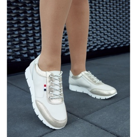 Sneakers da donna in pelle beige Adelfo 1