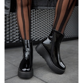 Stivali neri con zeppa isolati nero 1