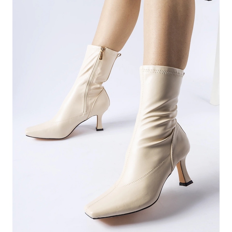 Stivali beige con tacco basso 1