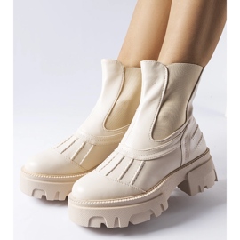 Operai Carruba isolati in massa beige 1