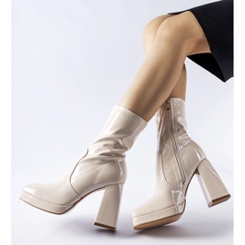 Stivaletti in vernice beige di Joalic 1