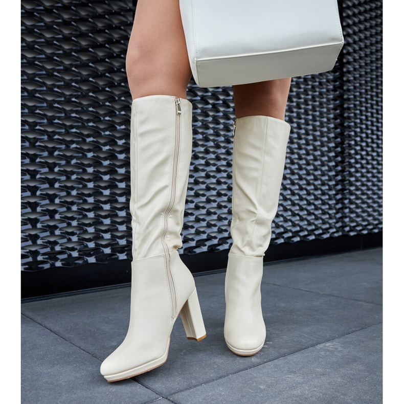 Stivali beige con tacco alto di Strother 2