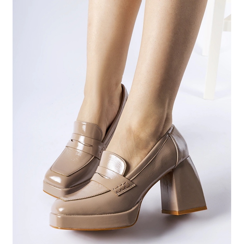 Décolleté in vernice beige con tacco West 1
