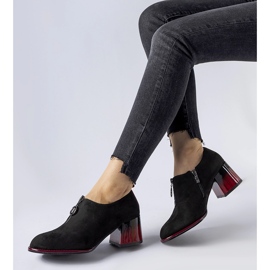 Stivaletti neri con accenti rossi di Allyriane nero 1