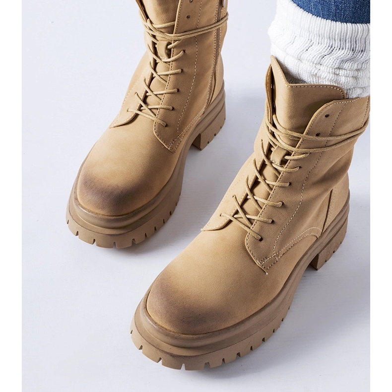 Stivali beige con punta consumata di Vadnais 1