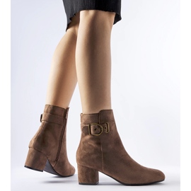 Stivaletti marroni con tacco basso realizzati in eco-suede di Nemaha marrone 1