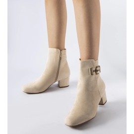 Stivaletti beige con tacco basso realizzati in eco-suede di Nemaha 1