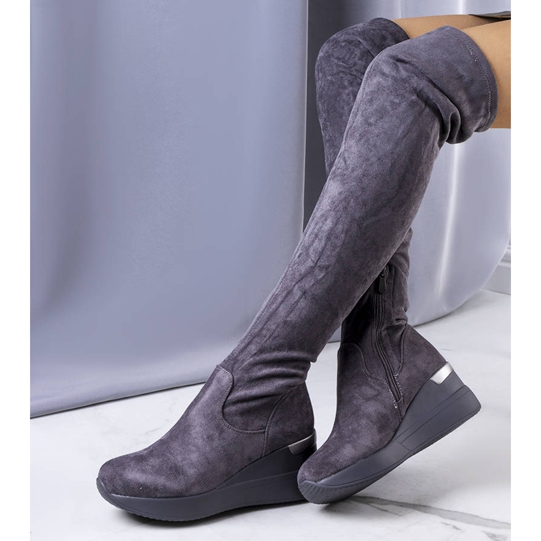 PA1 Stivali con zeppa in pelle scamosciata di colore grigio di Roland 1
