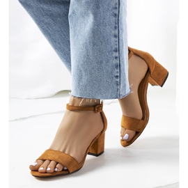 Sandali marroni sul post di Deshe marrone 1