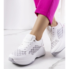 Le sneakers bianche del Milan bianca 1