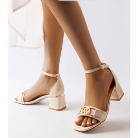 Sandali beige con tacco basso di Helmi 1