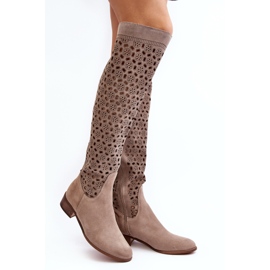 Stivali in pelle scamosciata con motivo traforato, punta beige 1