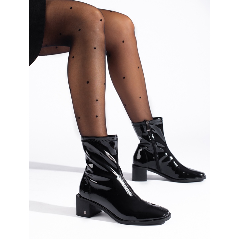 Stivali da donna attillati realizzati in vernice Vinceza nero 1