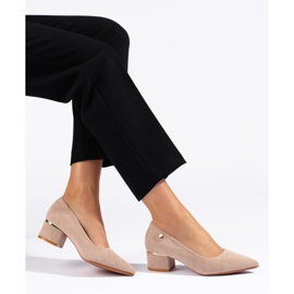 Décolleté beige a tacco basso di Vinceza 1